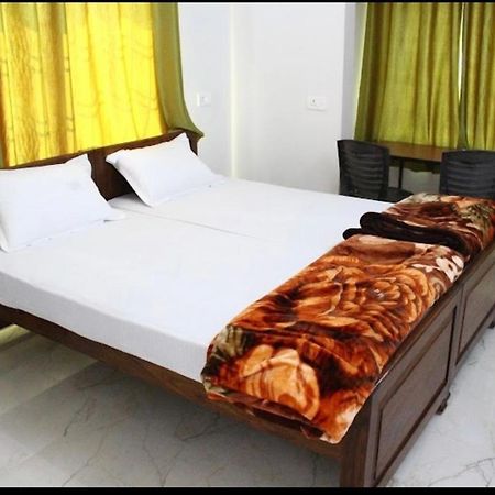 Harsh & Yash Guest House พุทธคยา ภายนอก รูปภาพ