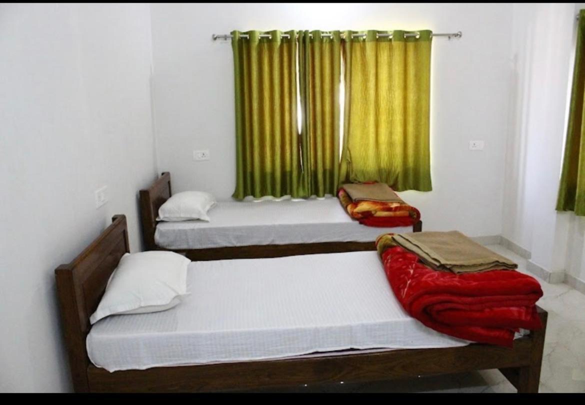 Harsh & Yash Guest House พุทธคยา ภายนอก รูปภาพ